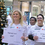 AOK und BRK setzen gemeinsames Zeichen für Menschen mit Demenz - Spontan-Aktion im Rotmain-Center Bayreuth