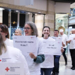 AOK und BRK setzen gemeinsames Zeichen für Menschen mit Demenz - Spontan-Aktion im Rotmain-Center Bayreuth