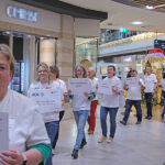 AOK und BRK setzen gemeinsames Zeichen für Menschen mit Demenz - Spontan-Aktion im Rotmain-Center Bayreuth