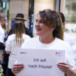 AOK und BRK setzen gemeinsames Zeichen für Menschen mit Demenz - Spontan-Aktion im Rotmain-Center Bayreuth