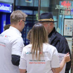 AOK und BRK setzen gemeinsames Zeichen für Menschen mit Demenz - Spontan-Aktion im Rotmain-Center Bayreuth