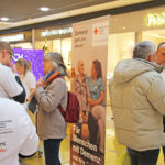 AOK und BRK setzen gemeinsames Zeichen für Menschen mit Demenz - Spontan-Aktion im Rotmain-Center Bayreuth