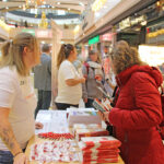 AOK und BRK setzen gemeinsames Zeichen für Menschen mit Demenz - Spontan-Aktion im Rotmain-Center Bayreuth