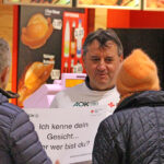 AOK und BRK setzen gemeinsames Zeichen für Menschen mit Demenz - Spontan-Aktion im Rotmain-Center Bayreuth