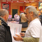 AOK und BRK setzen gemeinsames Zeichen für Menschen mit Demenz - Spontan-Aktion im Rotmain-Center Bayreuth