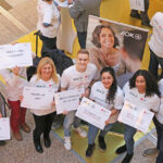 AOK und BRK setzen gemeinsames Zeichen für Menschen mit Demenz - Spontan-Aktion im Rotmain-Center Bayreuth