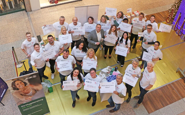 AOK und BRK setzen gemeinsames Zeichen für Menschen mit Demenz - Spontan-Aktion im Rotmain-Center Bayreuth