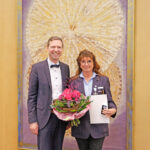 Landrat Florian Wiedemann zeichnet Karin Eigl für 40 Jahre Dienst für das Rote Kreuz aus.