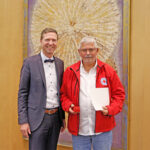 Landrat Florian Wiedemann zeichnet Bernd Zeitler für 50 Jahre Dienst für das Rote Kreuz aus.