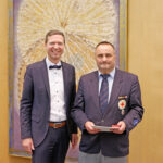 Landrat Florian Wiedemann zeichnet Josef Markhof für 50 Jahre Dienst für das Rote Kreuz aus.