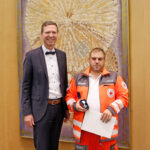 Landrat Florian Wiedemann zeichnet Jürgen Seemann für 25 Jahre Dienst für das Rote Kreuz aus.