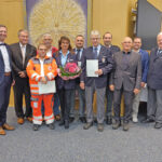 Im Oktober wurden im Landratsamt Bayreuth langjährig aktive Ehrenamtliche der BRK-Bereitschaften sowie der Wasserwacht-Ortsgruppen im Landkreis Bayreuth geehrt. Für ihren besonderen Einsatz und ihre gelebte Menschlichkeit erhielten sie Auszeichnungen und Ehrenzeichen des Bayerischen Roten Kreuzes. Foto: Görner Gütling. Im Bild (v.l.n.r.): Florian Wiedemann (Landrat Lkr. Bayreuth), Klaus Bauer (st. Landrat Lkr. Bayreuth), Jürgen Seemann (ausgezeichnet für 25 Jahre), Bernd Zeitler (ausgezeichnet für 50 Jahre), Karin Eigl (ausgezeichnet 40 Jahre), Josef Markhof (ausgezeichnet für 50 Jahre), Josef Reichenberger (ausgezeichnet für 25 Jahre), Mischa Nietfeld (stv. Kreisbereitschaftsleiter), Peter Herzing (Vorsitzende des BRK-Kreisverbandes Bayreuth), Florian Förster (Service-Stelle-Ehrenamt BRK-Kreisverband Bayreuth) und Hans Joachim Seibel (Vorsitzender Kreiswasserwacht BRK-Kreisverband Bayreuth).