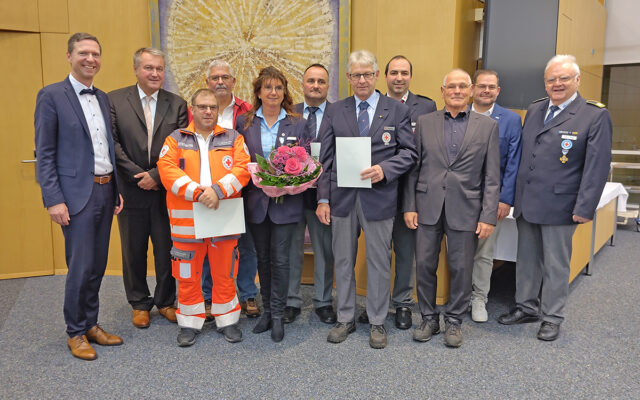 Im Oktober wurden im Landratsamt Bayreuth langjährig aktive Ehrenamtliche der BRK-Bereitschaften sowie der Wasserwacht-Ortsgruppen im Landkreis Bayreuth geehrt. Für ihren besonderen Einsatz und ihre gelebte Menschlichkeit erhielten sie Auszeichnungen und Ehrenzeichen des Bayerischen Roten Kreuzes. Foto: Görner Gütling. Im Bild (v.l.n.r.): Florian Wiedemann (Landrat Lkr. Bayreuth), Klaus Bauer (st. Landrat Lkr. Bayreuth), Jürgen Seemann (ausgezeichnet für 25 Jahre), Bernd Zeitler (ausgezeichnet für 50 Jahre), Karin Eigl (ausgezeichnet 40 Jahre), Josef Markhof (ausgezeichnet für 50 Jahre), Josef Reichenberger (ausgezeichnet für 25 Jahre), Mischa Nietfeld (stv. Kreisbereitschaftsleiter), Peter Herzing (Vorsitzende des BRK-Kreisverbandes Bayreuth), Florian Förster (Service-Stelle-Ehrenamt BRK-Kreisverband Bayreuth) und Hans Joachim Seibel (Vorsitzender Kreiswasserwacht BRK-Kreisverband Bayreuth).