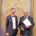 Landrat Florian Wiedemann zeichnet Josef Reichenberger für 25 Jahre Dienst für das Rote Kreuz aus.