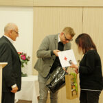 Alexandra Küfner mit der Goldenen Ehrennadel des Bayerischen Roten Kreuzes ausgezeichnet. Foto von der Übergabe der Auszeichnung im Festsaal des BRK-Kreisverbandes Bayreuth.