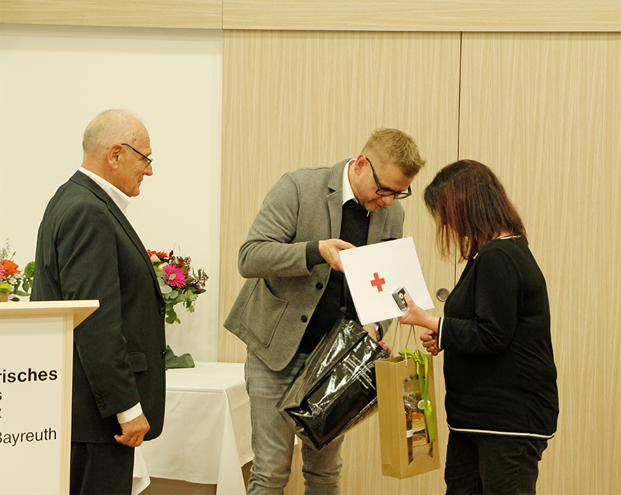 Alexandra Küfner mit der Goldenen Ehrennadel des Bayerischen Roten Kreuzes ausgezeichnet. Foto von der Übergabe der Auszeichnung im Festsaal des BRK-Kreisverbandes Bayreuth.