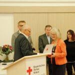 Angela Trautmann-Janovsky mit der Ehren-Plakette in Silber ausgezeichnet. Foto von der Übergabe der Auszeichnung im Festsaal des BRK-Kreisverbandes Bayreuth.