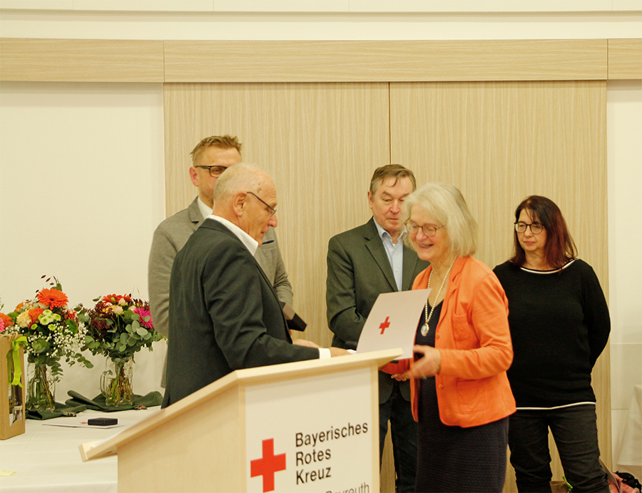 Angela Trautmann-Janovsky mit der Ehren-Plakette in Silber ausgezeichnet. Foto von der Übergabe der Auszeichnung im Festsaal des BRK-Kreisverbandes Bayreuth.