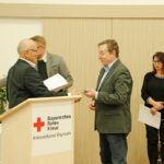 Peter Maisel mit der Goldenen Ehrennadel des Bayerischen Roten Kreuzes ausgezeichnet. Foto von der Übergabe der Auszeichnung im Festsaal des BRK-Kreisverbandes Bayreuth.