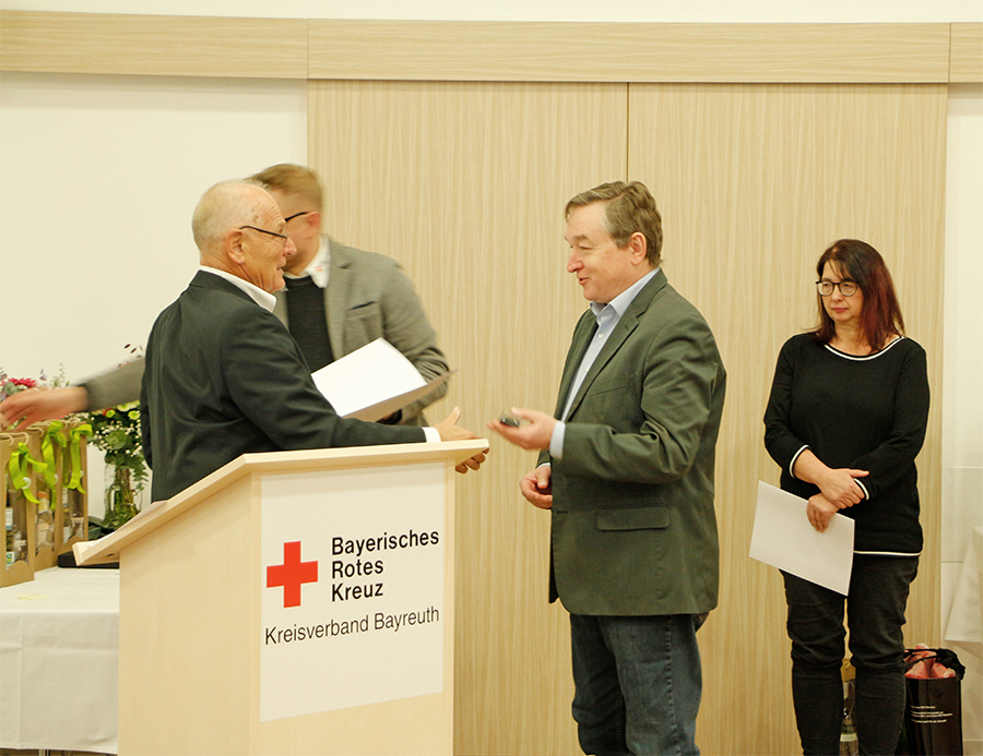 Peter Maisel mit der Goldenen Ehrennadel des Bayerischen Roten Kreuzes ausgezeichnet. Foto von der Übergabe der Auszeichnung im Festsaal des BRK-Kreisverbandes Bayreuth.