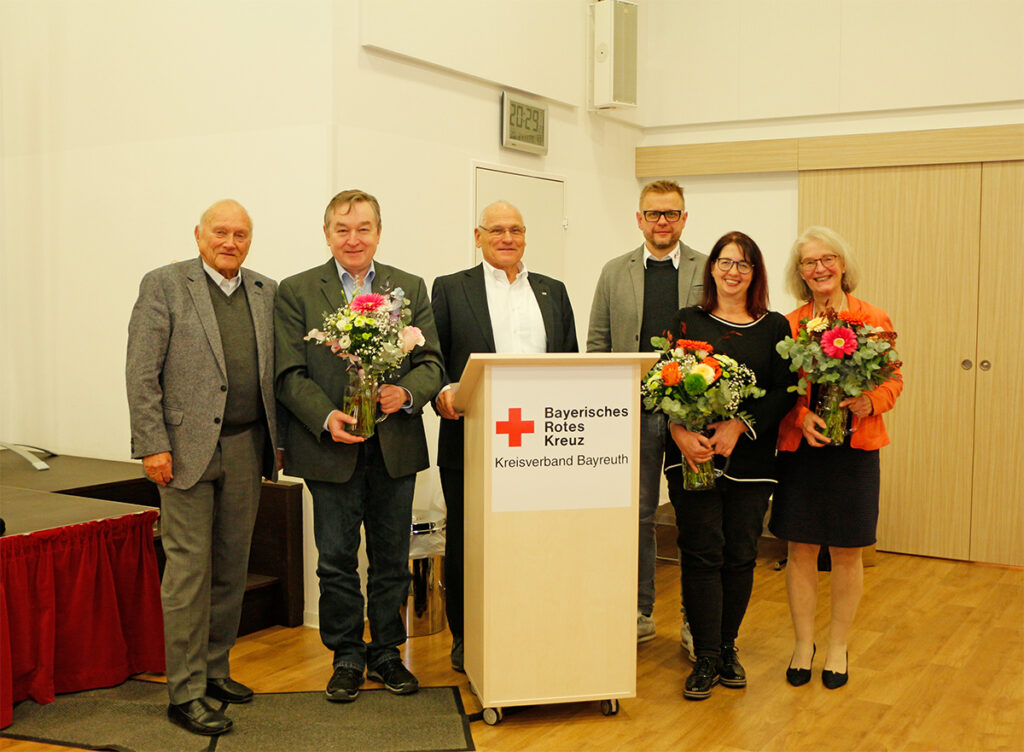 Außergewöhnliches Engagement und große Verantwortung für das BRK – BRK-Bayreuth ehrt langjährige Vorstandsmitglieder. Im Bild (v.l.n.r.): Dr. Klaus-Günter Dietel (Ehrenvorsitzender des BRK-Kreisverbandes Bayreuth), Peter Maisel (ausgezeichnet mit der goldenen Ehrennadel des BRKs), Peter Herzing (Vorsitzender des BRK-Kreisverbandes Bayreuth), Markus Ruckdeschel (Kreisgeschäftsführer des BRK-Kreisverbandes Bayreuth), Alexandra Küfner (ausgezeichnet mit der goldenen Ehrennadel des BRKs) und Angela Trautmann-Janovsky (ausgezeichnet mit der silbernen Ehrenplakette des BRKs).