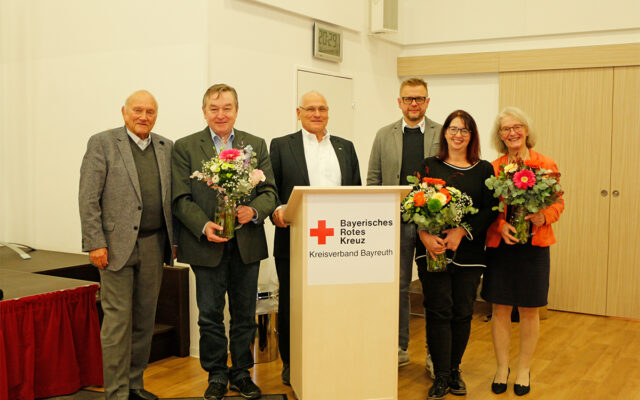 Außergewöhnliches Engagement und große Verantwortung für das BRK – BRK-Bayreuth ehrt langjährige Vorstandsmitglieder. Im Bild (v.l.n.r.): Dr. Klaus-Günter Dietel (Ehrenvorsitzender des BRK-Kreisverbandes Bayreuth), Peter Maisel (ausgezeichnet mit der goldenen Ehrennadel des BRKs), Peter Herzing (Vorsitzender des BRK-Kreisverbandes Bayreuth), Markus Ruckdeschel (Kreisgeschäftsführer des BRK-Kreisverbandes Bayreuth), Alexandra Küfner (ausgezeichnet mit der goldenen Ehrennadel des BRKs) und Angela Trautmann-Janovsky (ausgezeichnet mit der silbernen Ehrenplakette des BRKs).
