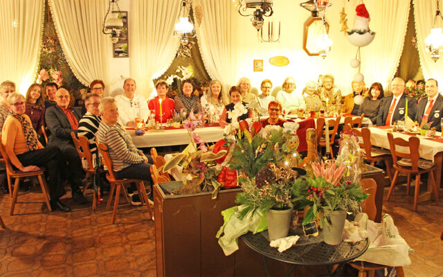 Die Mitglieder der BRK-Bereitschaft Bayreuth II bei ihrer gemeinsamen Weihnachtsfeier. Mit im Bild: Peter Herzing (Vorsitzender des BRK-Kreisverbandes Bayrueth), Bernd Neukam (Kreisbreitschaftsleiter BRK-Kreisverband Bayreuth), Mischa Nietfeld (stv. Kreisbereitschaftsleiter BRK-Kreisverband Bayreuth) und Cordula Grimm (Bereitschaftsleiterin der BRK-Bereitschaft Bayreuth II).