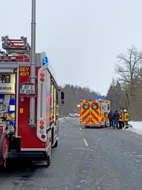 Einsatzkräfte an der Einsatzstelle.