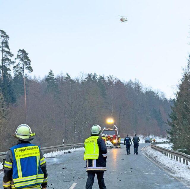 Rettungshubschrauber landet an der Einsatzstelle.