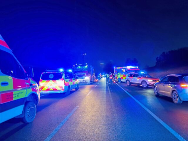 Einsatzkräfte und Einsatzfahrezeuge ander Unfallstelle