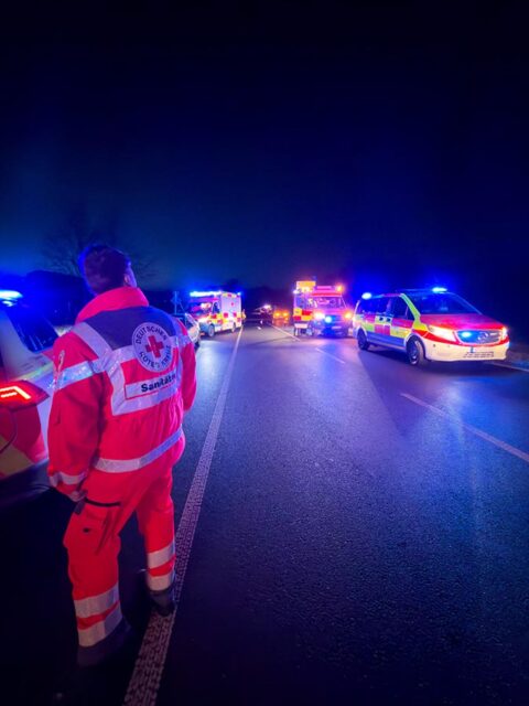 Einsatzkräfte und Einsatzfahrezeuge ander Unfallstelle