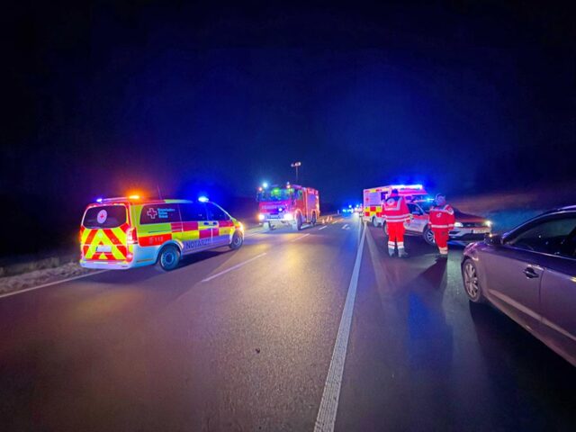 Einsatzkräfte und Einsatzfahrezeuge ander Unfallstelle