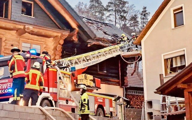 Das Brandobjekt kurz bevor der Bagger zum Einsatz kam um das Dach zu öffnen.