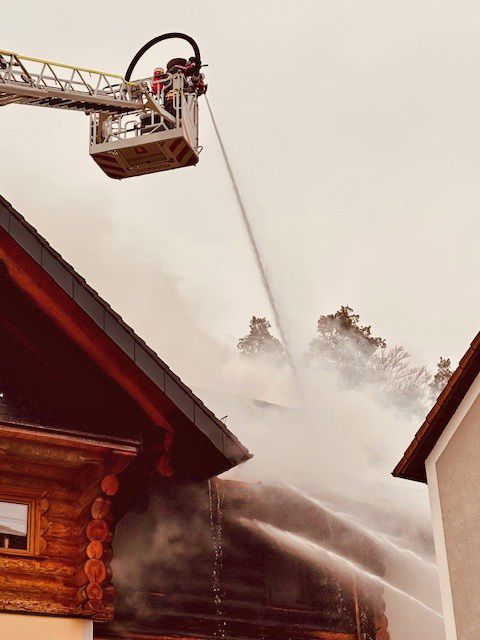 Löscharbeiten am Brandobjekt