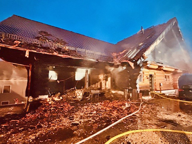 Rettungsdienst und Feuerwehr in Bereitstellung.