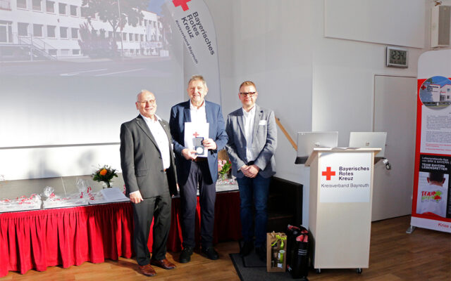 Übergabe der Silbernen Ehrenplakette des BRKs an Altlandrat Hermann Hübner. Im Bild (v.l.n.r.): Peter Herzing (Vorsitzender des BRK-Kreisverbandes Bayreuth), Altlandrat Hermann Hübner und Markus Ruckdeschel (BRK-Kreisgeschäftsführer Bayeuth).