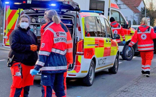 Einsatzkräfte des Rettungsdienstes am Einsatzort.