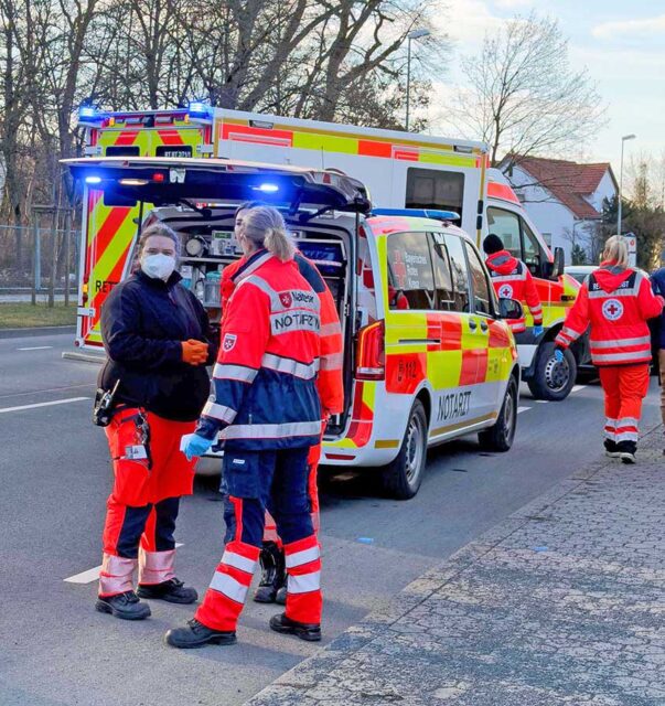Einsatzkräfte des Rettungsdienstes am Einsatzort.