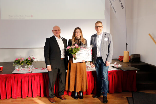 Übergabe der Auszeichnung als Partner an die AOK-Direktion Bayreuth-Kulmbach. Im Bild: Peter Herzing (Vorsitzender BRK-Bayreuth), Melanie Heinlein-Lodes (Direktorin AOK Bayreuth-Kulmbach) und Markus Ruckdeschel (Kreisgeschäftsführer BRK-Bayreuth).