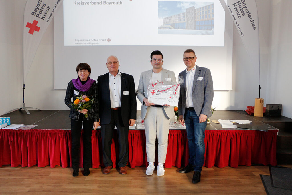 Im Bild: Peter Herzing (Vorsitzender BRK-Bayreuth), Björn Weber (BLSV Sportcamp Nordbayern), Gudrun Brendel-Fischer (Vizepräsidentin BLSV) und Markus Ruckdeschel (Kreisgeschäftsführer BRK-Bayreuth).