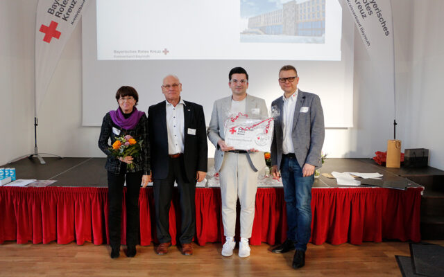 Im Bild: Peter Herzing (Vorsitzender BRK-Bayreuth), Björn Weber (BLSV Sportcamp Nordbayern), Gudrun Brendel-Fischer (Vizepräsidentin BLSV) und Markus Ruckdeschel (Kreisgeschäftsführer BRK-Bayreuth).