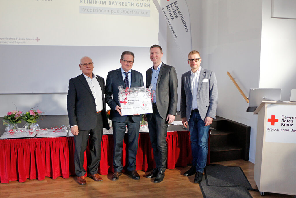 Im Bild: Peter Herzing (Vorsitzender BRK-Bayreuth), Dietmar Pawlik (Geschäftsführer Klinikum Bayreuth GmbH), Florian Wiedemann (Landrat und Aufsichtsratsvorsitzender Klinikum Bayreuth GmbH) und Markus Ruckdeschel (Kreisgeschäftsführer BRK-Bayreuth).