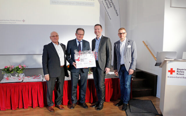 Im Bild: Peter Herzing (Vorsitzender BRK-Bayreuth), Dietmar Pawlik (Geschäftsführer Klinikum Bayreuth GmbH), Florian Wiedemann (Landrat und Aufsichtsratsvorsitzender Klinikum Bayreuth GmbH) und Markus Ruckdeschel (Kreisgeschäftsführer BRK-Bayreuth).