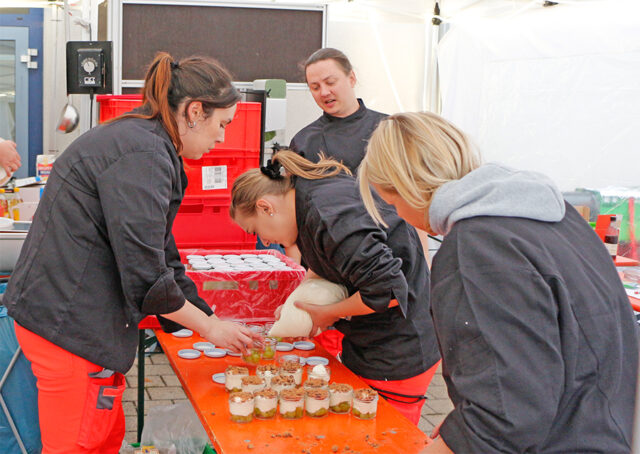 Mitglieder des BRK-Arbeitskreises Logistik & Versorgung bei der Zubereitung der Nachspeisen für die Personalfeier des BRK-Kreisverbandes Bayreuth.