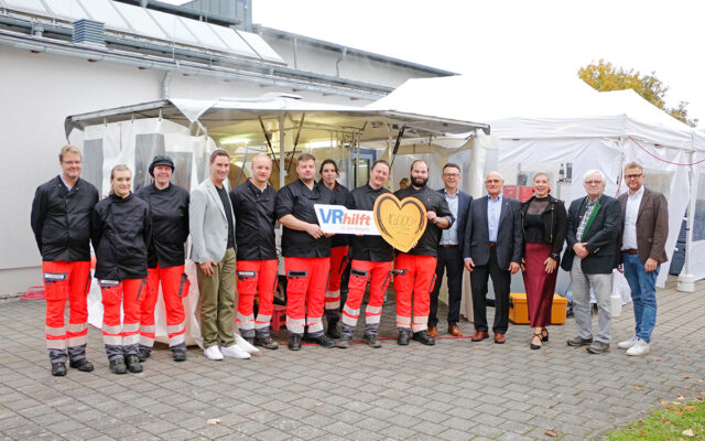 Spendenübergabe in Höhe von 10.000 Euro von der Raiffeisenbank Hochfranken West eG und des VR Gewinnsparvereins Bayern e.V. an den BRK-Arbeitskreis Logistik & Versorgung, vor der Feldküche. Mit im Bild: Die Mitglieder des BRK-Arbeitskreises Logistik & Versorgung mit Leiter Marco Wenzel, BRK-Kreisgeschäftsführer Bayreuth Markus Ruckdeschel, BRK-Vorsitzenden Bayreuth Peter Herzing, BRK-Justiziar Bayreuth Thomas Janovsky und Marina Brunnhuber (Bankenbetreuung und Vertriebstrainerin VR Gewinnsparverein Bayern e.V.), Markus Eichenseer (Geschäftsführender Vorstand VR Gewinnsparverein Bayern e.V.) und Andreas Schlick (Vorstand Raiffeisenbank Hochfranken West eG).