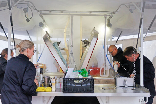 Blick in die Taktische Feldküche des BRK-Arbeitskreises Logistik & Versorgung,