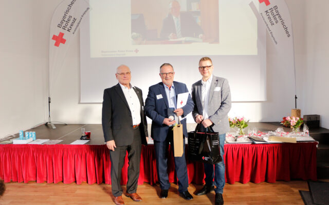 Übergabe der Silbernen Ehrenplakette des BRKs an Bürgermeister Jürgen Zinnert. Im Bild (v.l.n.r.): Peter Herzing (Vorsitzender des BRK-Kreisverbandes Bayreuth), Altlandrat Hermann Hübner und Markus Ruckdeschel (BRK-Kreisgeschäftsführer Bayeuth).