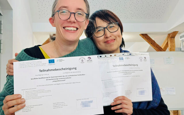 Lena Röglinger und Chen Chen bilden sich zum Integrationscoach weiter.