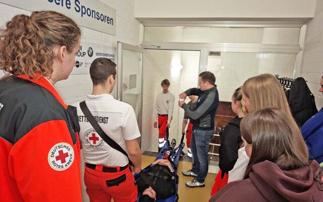 Praxisnaher Wokrshop am KUVB-Tag im Rettcampus: Patienten rückengerecht heben, tragen und transportieren ind Rettungsdienst und Pflege