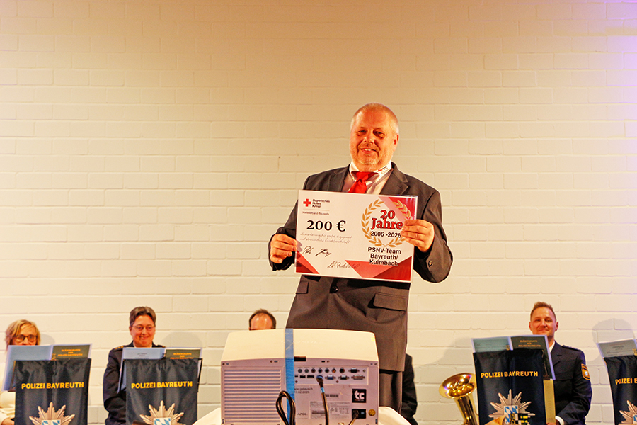 20 Jahre PSNV-Team Bayreuth – zwei Jahrzehnte menschliche Fürsorge in Krisensituationen - der BRK Kreisverband Bayreuth übergibt zum Jubiläum 200 Euro an das PSNV-Team Bayreuth/Kulmbach. Im Bild: Heiko Pöhnl, Fachdienstleiter PSNV.